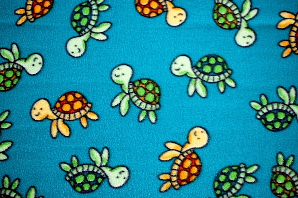BTY*GOLD & GREEN BABY TURTLES SWIMMING ON TURQUOISE FLEECE FABRIC 1 YD 60X36″