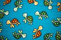 BTY*GOLD & GREEN BABY TURTLES SWIMMING ON TURQUOISE FLEECE FABRIC 1 YD 60X36″