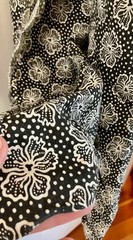 6 yds 24″ 100 % Cotton Fabric Hibiscus Flowers dotted field/Black and White