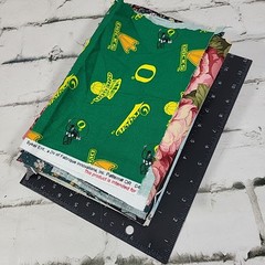 Fabric Remnants Scrap Lot 12oz Vintage Floral Prints Sports Teams Quilt Craft