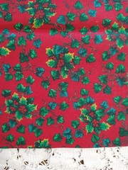 Christmas Floral Ivy & Holly on Red VTG Cotton Quilt Fabric 18×22″ BTFQ