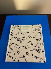 BRAND NEW CREATE IT 100% COTTON MUSIC NOTES PRECUT SEWING AND CRAFT FABRIC 18X21