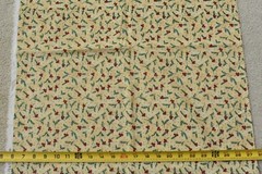 By 1/2 Yd/Red Berries Green Pine-Needles on Marbled-Tan Cotton/SSI/Pearson,P9300