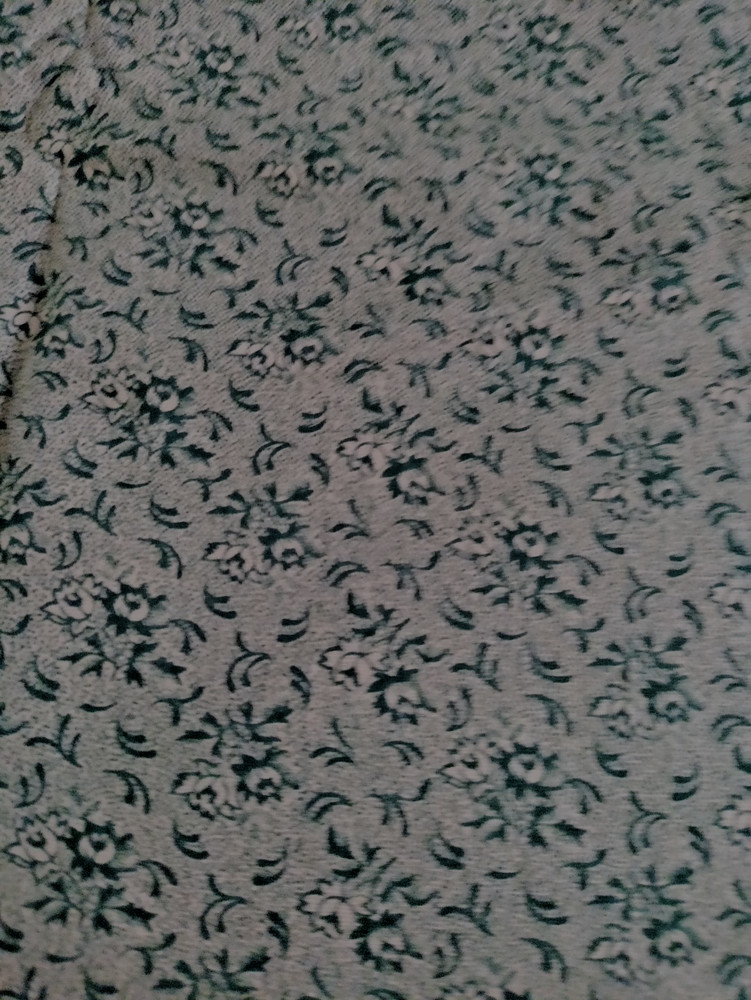 FABRIC REMNANTS LIGHT WEIGHT COTTON FLORAL DESIGN GREEN 5 YDS X 44″