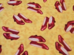 20″ X 44″ VINTAGE WIZZARD OF OZ DOROTHY RUBY SLIPPERS TOSS /GOLD TONE RARE #8558