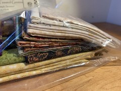 The Country Spool Tulips & Tossed Greens Simple Seasons by Kim Diehl Fabric Bund