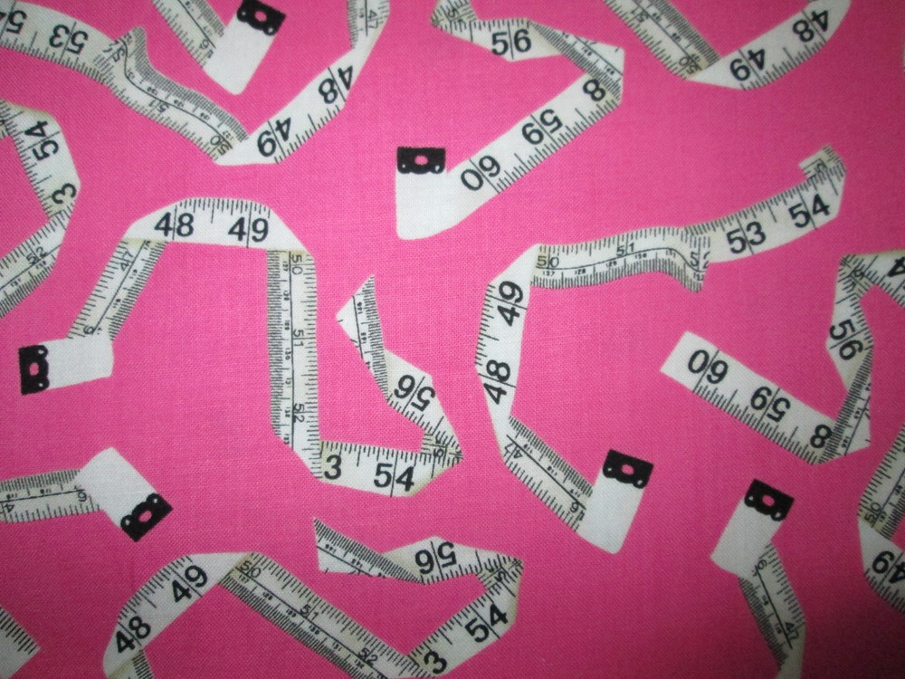 MEASURING TAPES SEWING ITEMS WAVY PINK COTTON FABRIC FQ