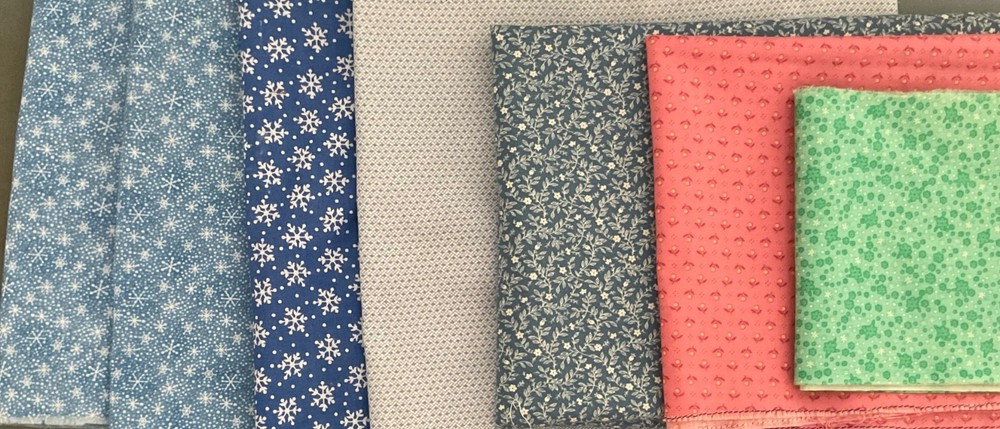 Lot of 7 Pieces Vintage Cotton Fabric: Floral Prints Mixed Colors, Sizes