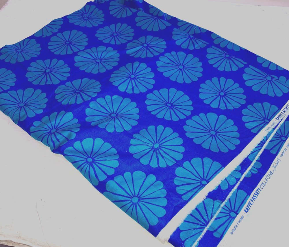 Kaffe Fassett PWGP183 Damask Flower Blue Fabric 288″ x 42″ Approx 9.3yds