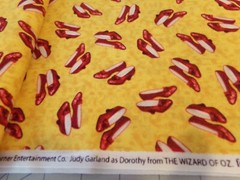 20″ X 44″ VINTAGE WIZZARD OF OZ DOROTHY RUBY SLIPPERS TOSS /GOLD TONE RARE #8558