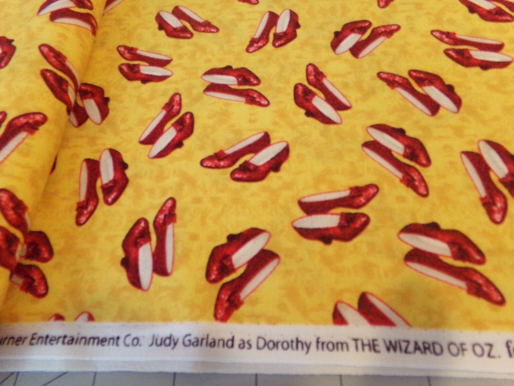 20″ X 44″ VINTAGE WIZZARD OF OZ DOROTHY RUBY SLIPPERS TOSS /GOLD TONE RARE #8558