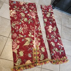 Gold, Red white flowers on Red G Millennial fabric 65×45 Fabric Remnants Tassels