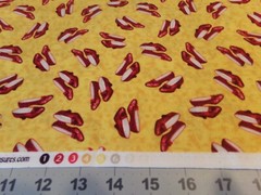 20″ X 44″ VINTAGE WIZZARD OF OZ DOROTHY RUBY SLIPPERS TOSS /GOLD TONE RARE #8558