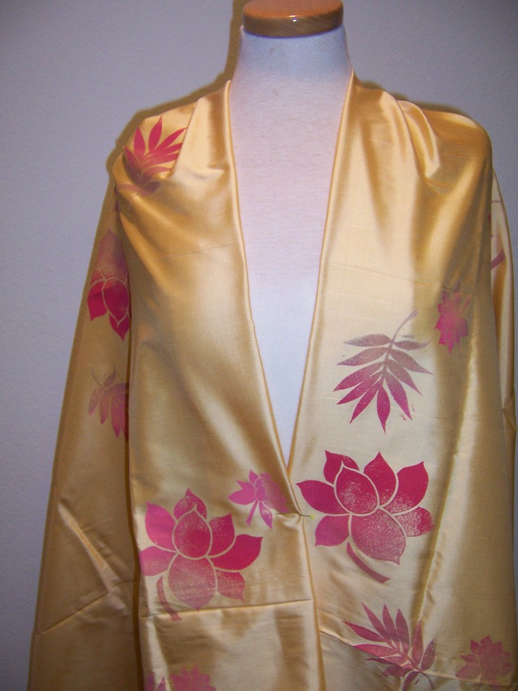 IRIDESCENT THAI SILK GLOWING LT. GOLD W/ HANDPAINTED FLORAL SPRAYS 2.75yds