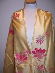 IRIDESCENT THAI SILK GLOWING LT. GOLD W/ HANDPAINTED FLORAL SPRAYS 2.75yds