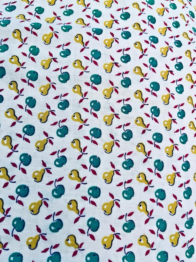 VTG `50`s Pear & Apple Yellow Green & Red Fruit Print on White 26″x20″