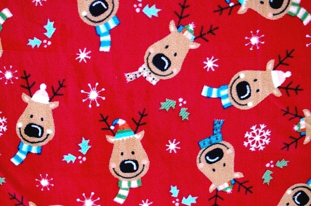 BTY*HOLIDAY*CHRISTMAS REINDEER HEADS WITH SCARVES ON RED FLEECE FABRIC 60X36″