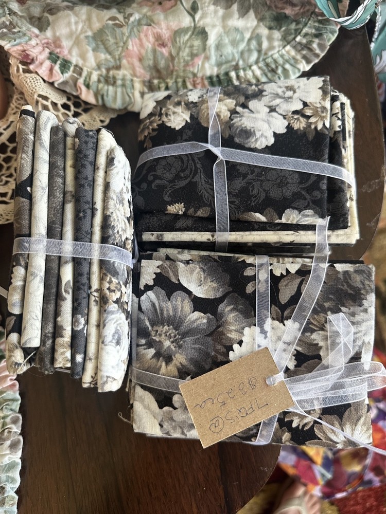 Black, white & beige Floral 7 Fat Quarters – 3 Sets