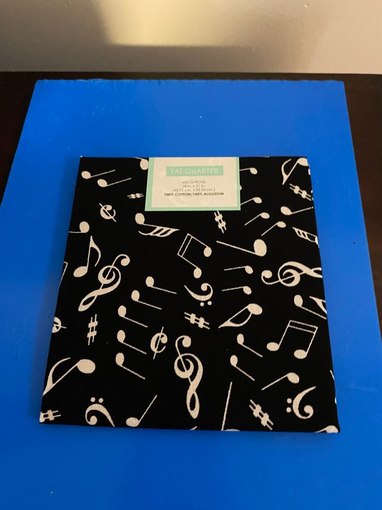 BRAND NEW CREATE IT 100% COTTON MUSIC NOTES PRECUT SEWING AND CRAFT FABRIC 18X21