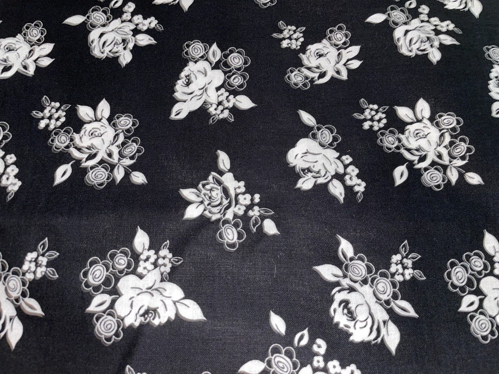 By 1/2 Yd Black & White Rose Daisy Clusters Floral Cotton Quilt Fabric BTHY MBT