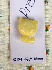 Vtg Yellow Rose TEXTURED Cotton Fabric 40-1/4×55-1/2″ KITTEN Buttons **READ**