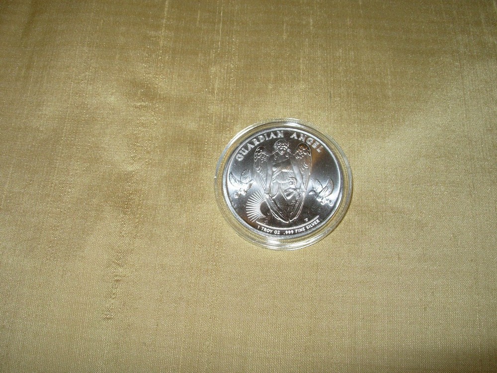 2017 NIUE GUARDIAN ANGEL ONE TROY OUNCE .999 FINE SILVER COIN IN CAPSULE