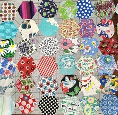 120 Hexagons 1¼” – Pre-cut Vintage Fabric