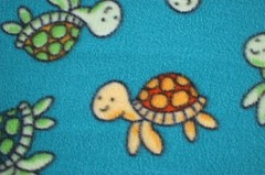 BTY*GOLD & GREEN BABY TURTLES SWIMMING ON TURQUOISE FLEECE FABRIC 1 YD 60X36″
