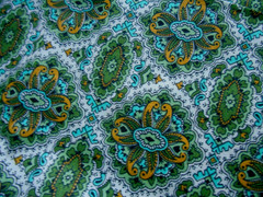 Vintage 1950’s Paisley & Floral Pattern Kaleidoscope Medallions 1 Yard x 37″W