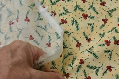 By 1/2 Yd/Red Berries Green Pine-Needles on Marbled-Tan Cotton/SSI/Pearson,P9300