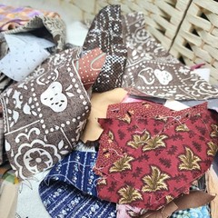 Fabric Scraps 2 Lb 8 Oz Assorted Colors & Sizes For Quilting And Crafts