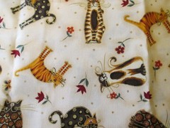 Cotton Fabric Makower Fancy Cats Scattered on Off White 27″ x 44″