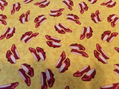 20″ X 44″ VINTAGE WIZZARD OF OZ DOROTHY RUBY SLIPPERS TOSS /GOLD TONE RARE #8558