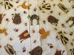 Cotton Fabric Makower Fancy Cats Scattered on Off White 27″ x 44″