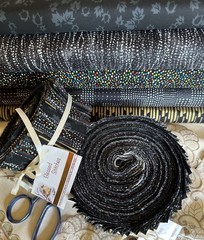 Jelly Roll Assorted black/gold/silver-40 strips 2.5″ 100% cotton