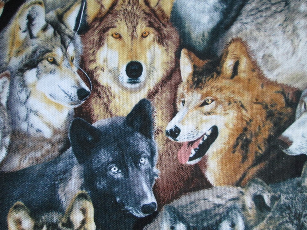 REALISTIC WOLVES HOWLING WOLF COTTON FABRIC FQ
