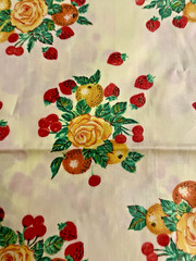 VTG YELLOW Polished Cotton Yellow Roses Strawberries & Oranges BTHY