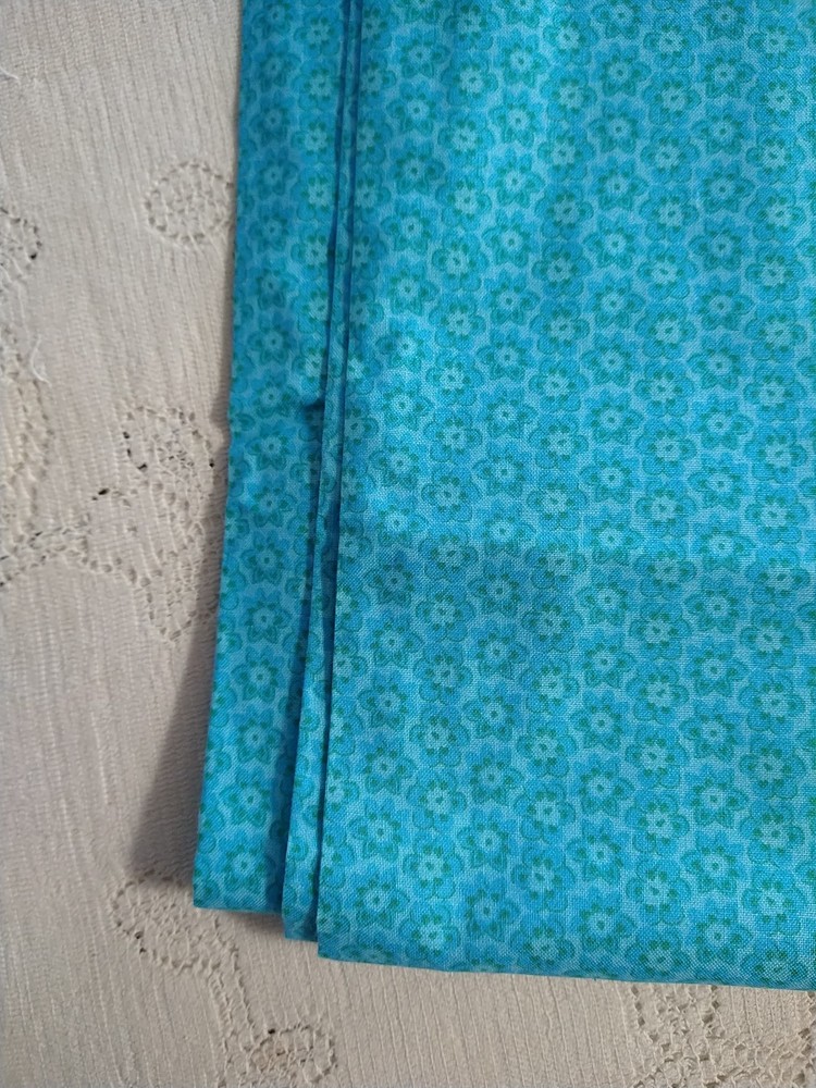 Turquoise Blue Floral Daisies Cotton Fabric BTHY 18×43