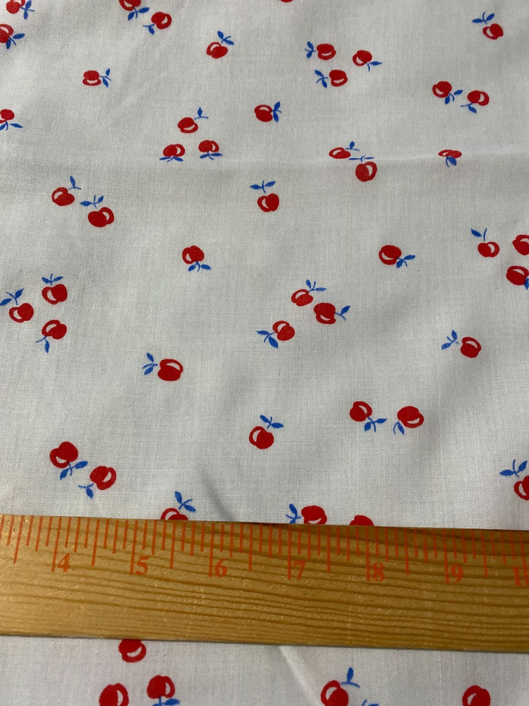 Vintage cotton/poly blend fabric-red apples on white 1 yd 19″ x 44″