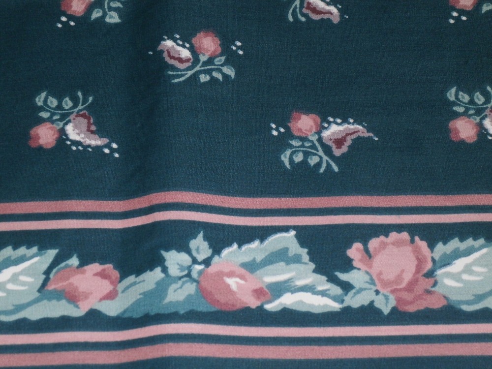 DARK GREEN w PINK ROSEBUDS DBL BORDER COTTON FABRIC 45″ W X 160” / 4 YARDS
