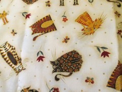 Cotton Fabric Makower Fancy Cats Scattered on Off White 27″ x 44″