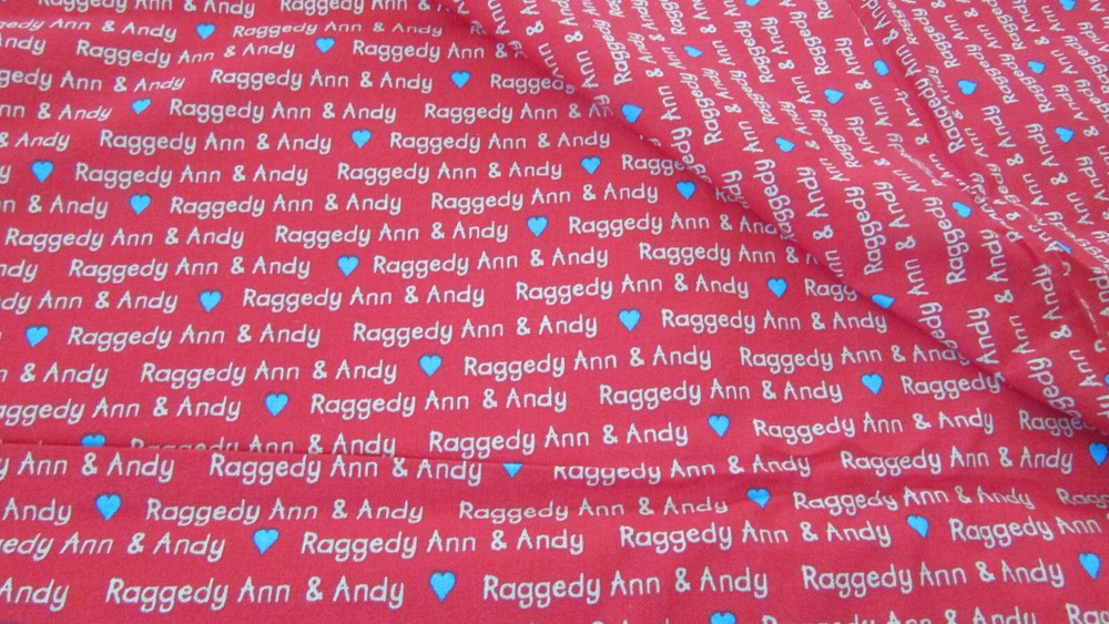 VTG 1997 DAISY KINGDOM Raggedy Ann & Andy Allover Words RED SBTY 1 X 44″ NEW
