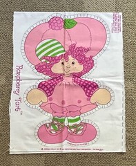 VINTAGE RASPBERRY TART CUT AND SEW PILLOW COVER 5717 1981 UNCUT