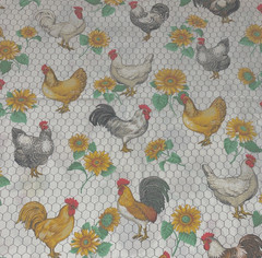 SHARON KESSLER FARMHOUSE CHICKEN & SUNFLOWER PRINT TABLECLOTH 43″ X 42″ PREOWNED