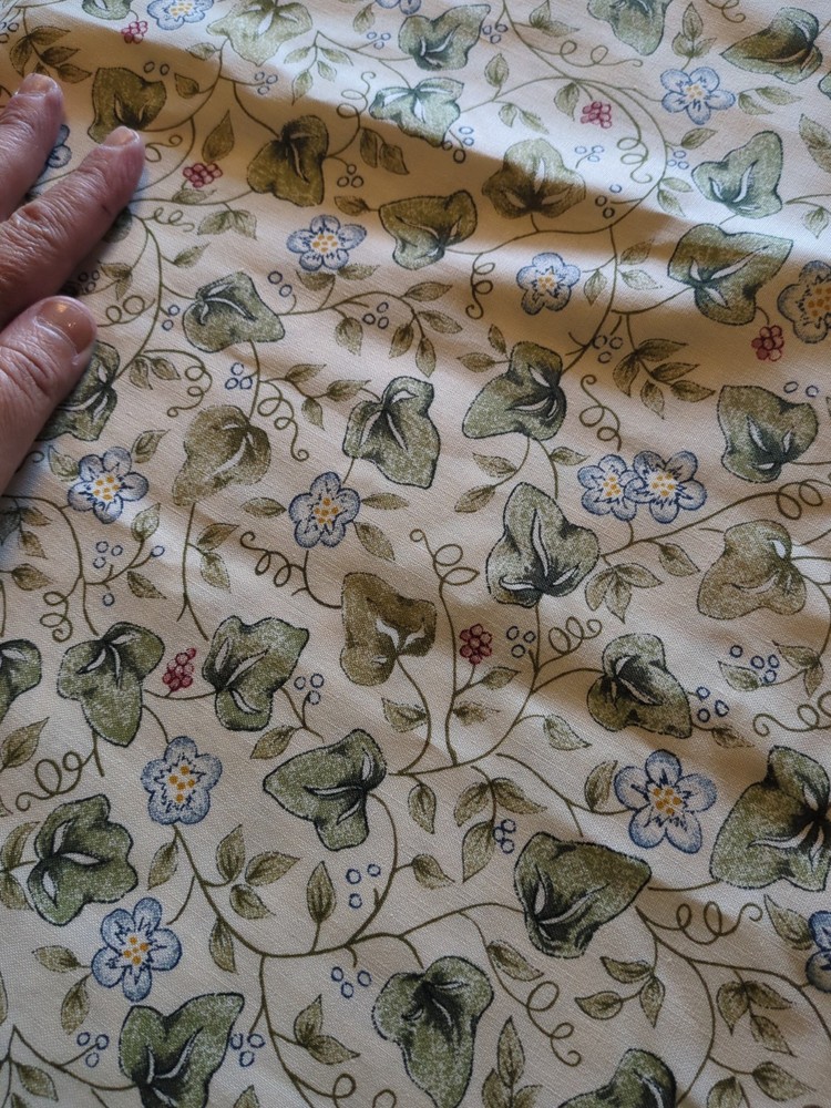 VTG 1996 Meadow Lark Collection Florals on Off White Cotton Fabric 44 X 108