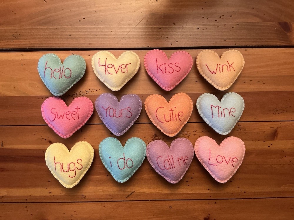 PRIM WOOL FELT ORNIES BOWL FILLERS SET OF TWELVE VALENTINES CONVERSATION HEARTS
