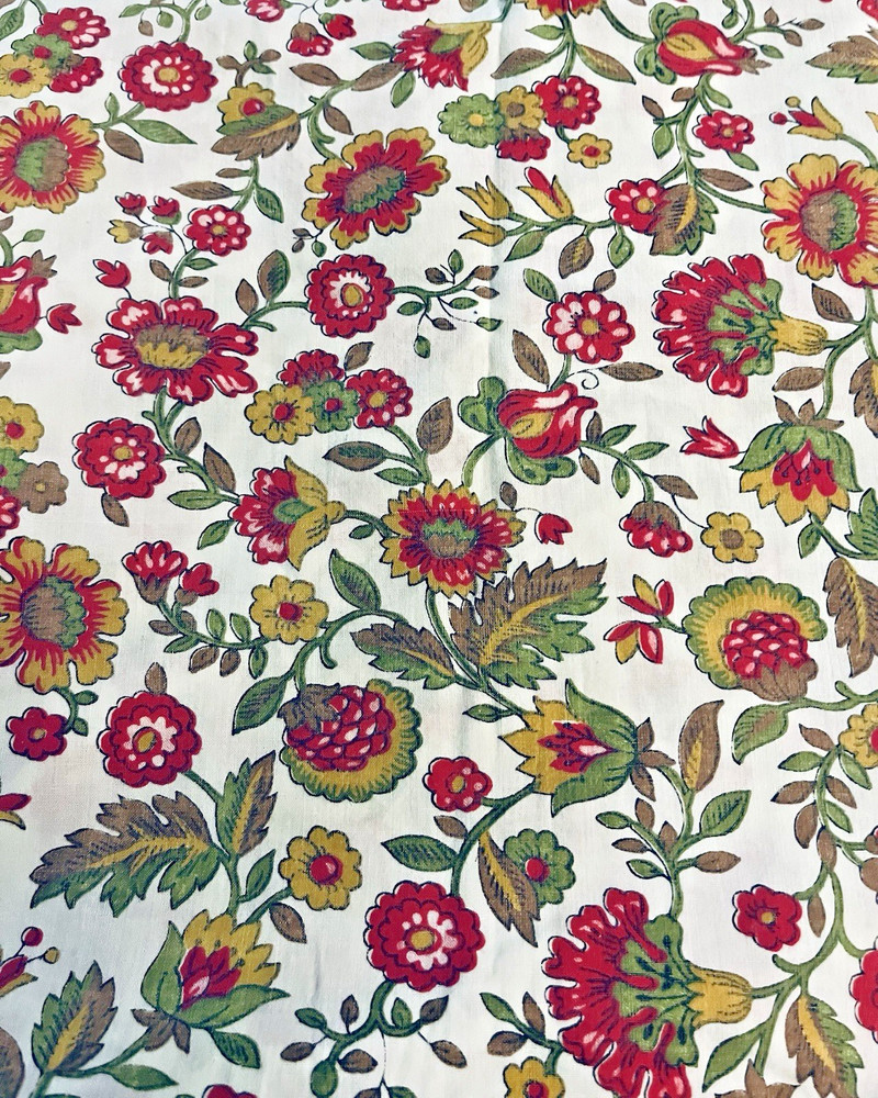VTG Colonial Style Paisley Red Green & Gold Florals on White 43” X 21½”