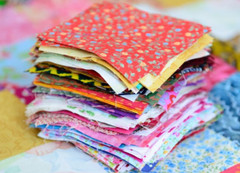 200pcs Fabric Scraps Pack for Crumb / Scrappy Quilting 100% Cotton Charm pack