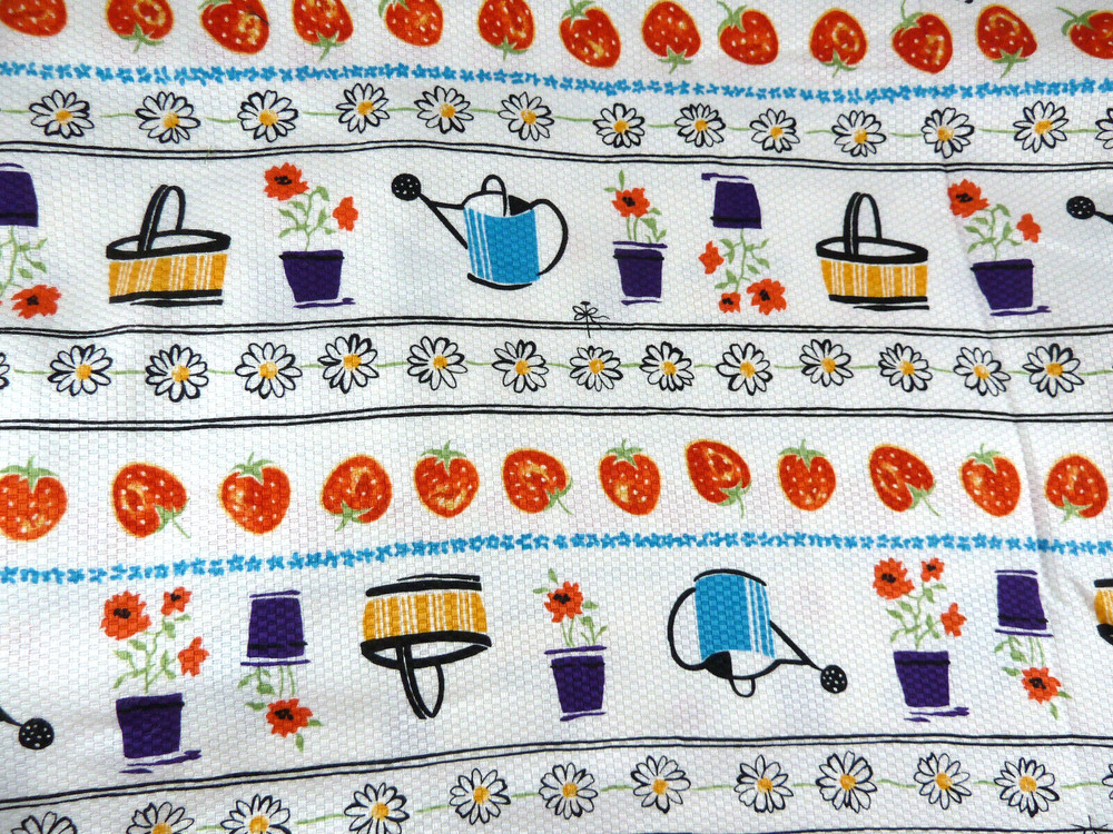 Vintage Fabric Tandler Textile Basket Strawberry Daisy 10234 45″ W X 3 yards +5″