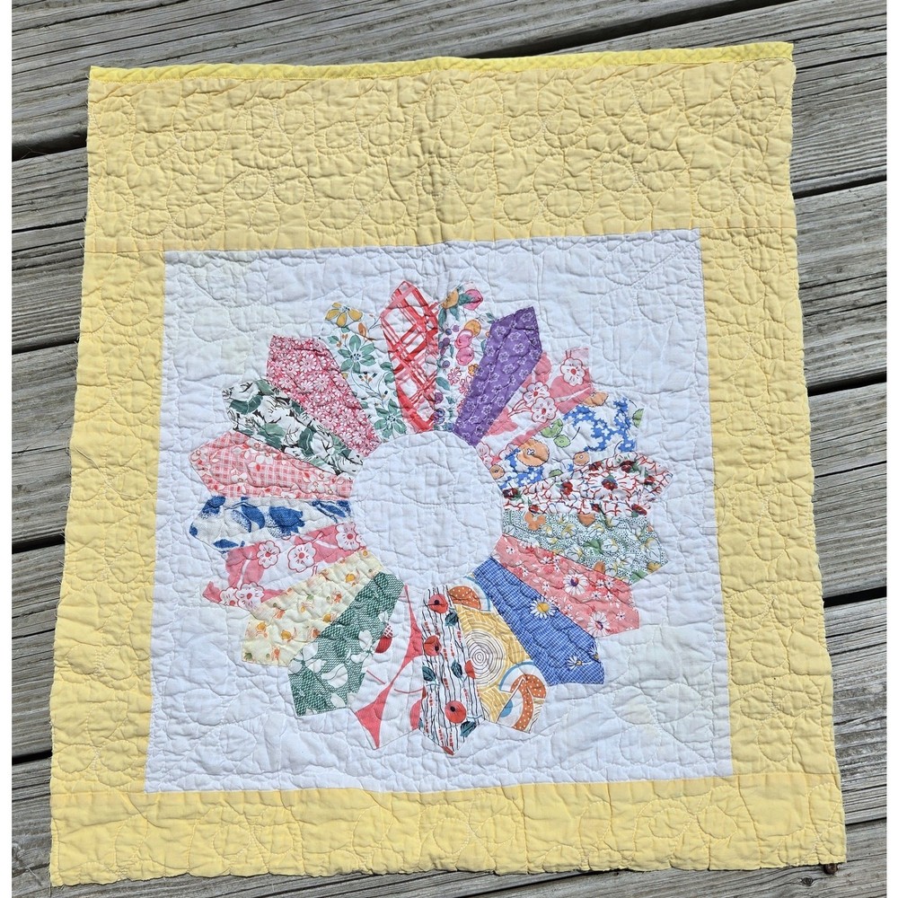 Wonderful Dresden Plate Quilt 20 1/2 x 23 Nice